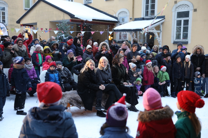 Solberg skoles julekor var blant dem som underholdt fra utescenen på Dikemark. Foto: Rune Kongsro, Det kongelige hoff